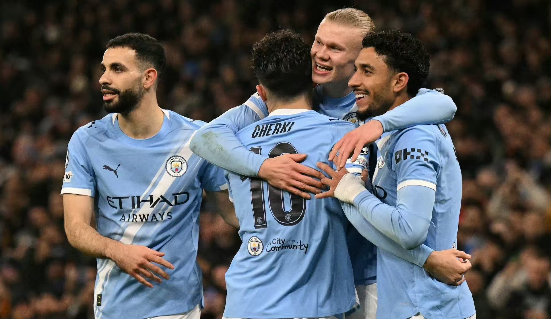 Manchester City zapewnił sobie zwycięstwo w ostatniej minucie, a nieoczekiwane zwycięstwo Benfiki okazało się wybawieniem.